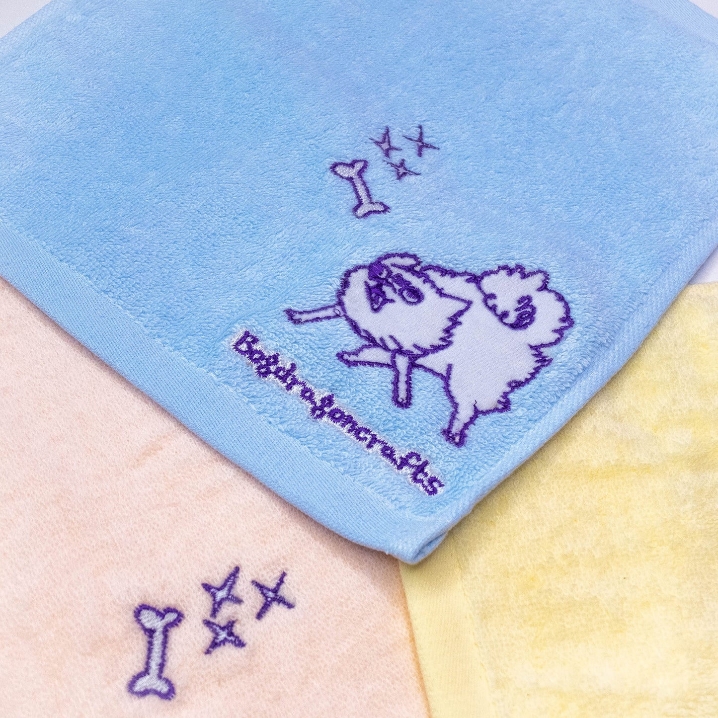 Serviette pour les mains en coton brodée chien